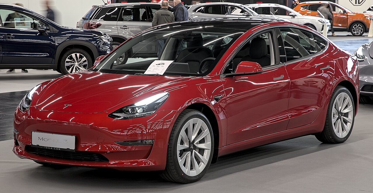 Tesla vs китайские бренды: кто лидирует в электромобилях