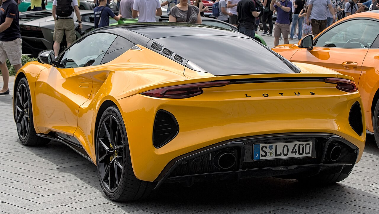 Спорткар Lotus Emira