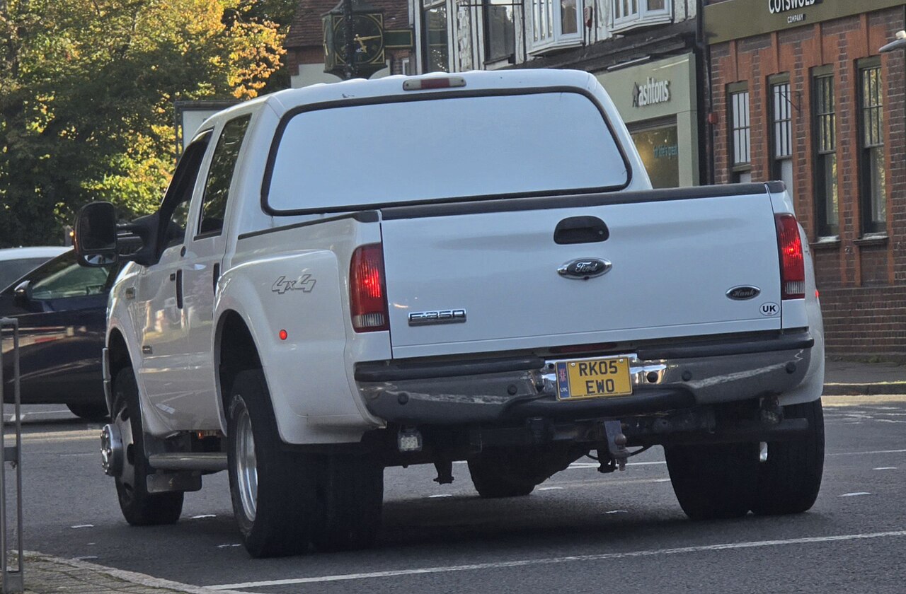 Тяжелый пикап Ford Super Duty с прицепом