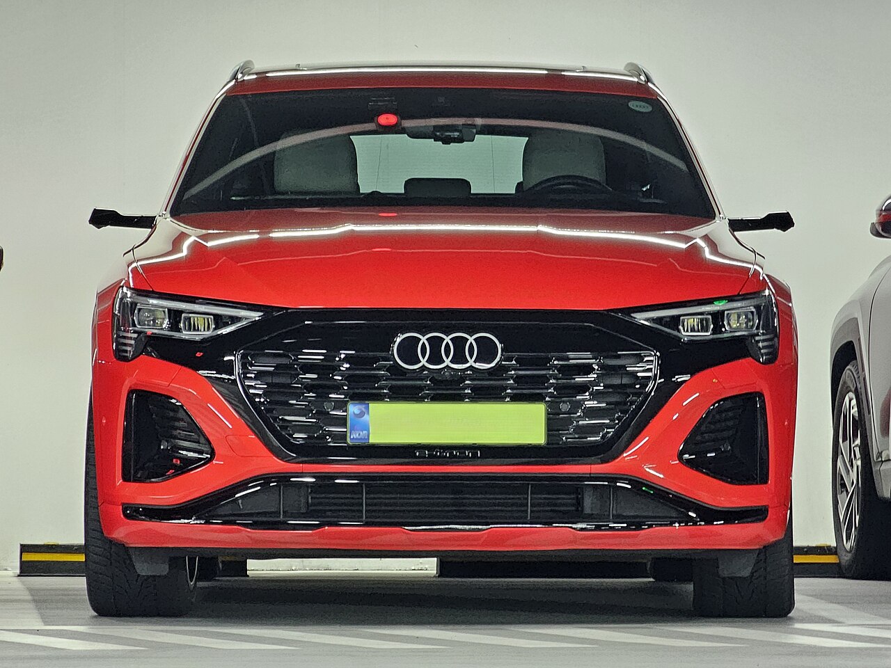 Электрический кроссовер Audi Q8 e-tron