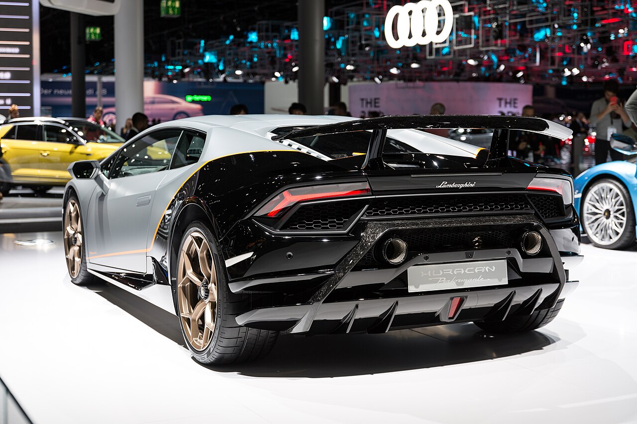 Lamborghini продолжает намекать на временный Sterrato