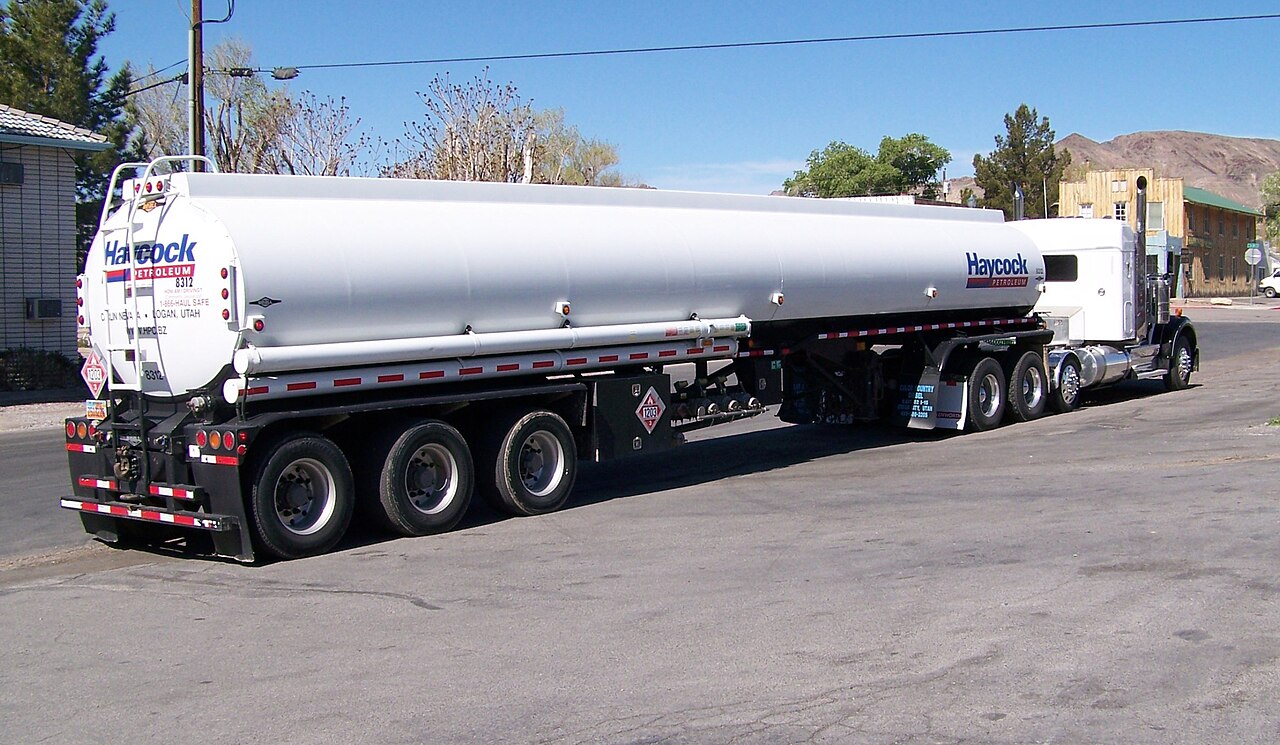 Американский бензовоз-цистерна для перевозки топлива Kenworth