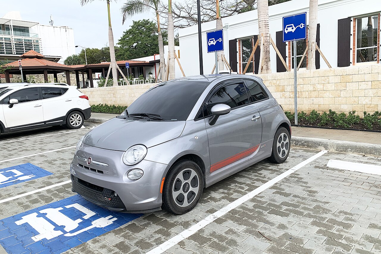 Доступный компактный электромобиль Fiat 500e от концерна Stellantis