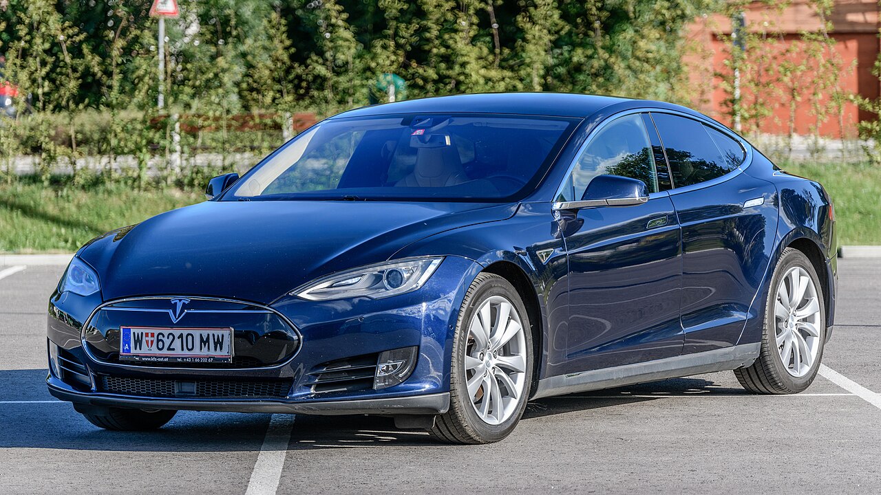 Почему главный дизайнер Tesla сохранил свой плед №001 Model S